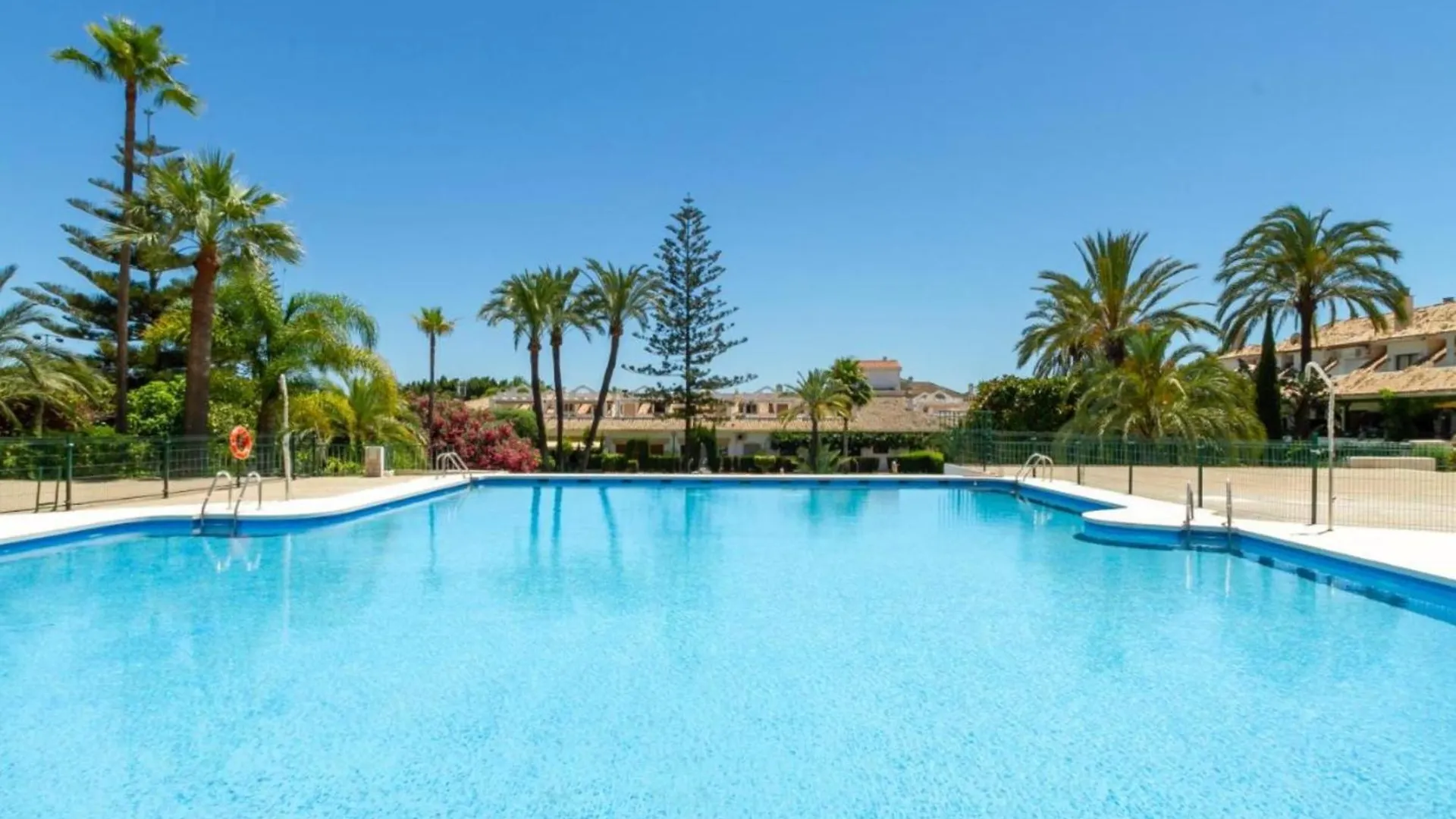 Iron House - Luxury Penthouse With Bathtub Apartment Marbella