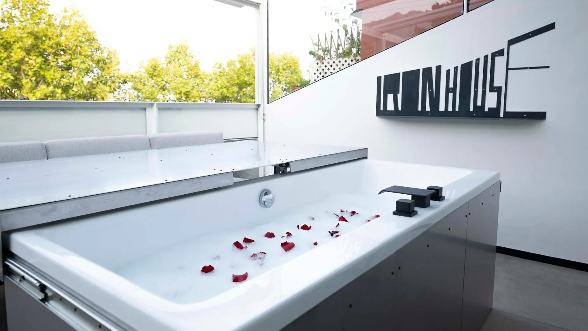 Iron House - Luxury Penthouse With Bathtub Apartment Marbella