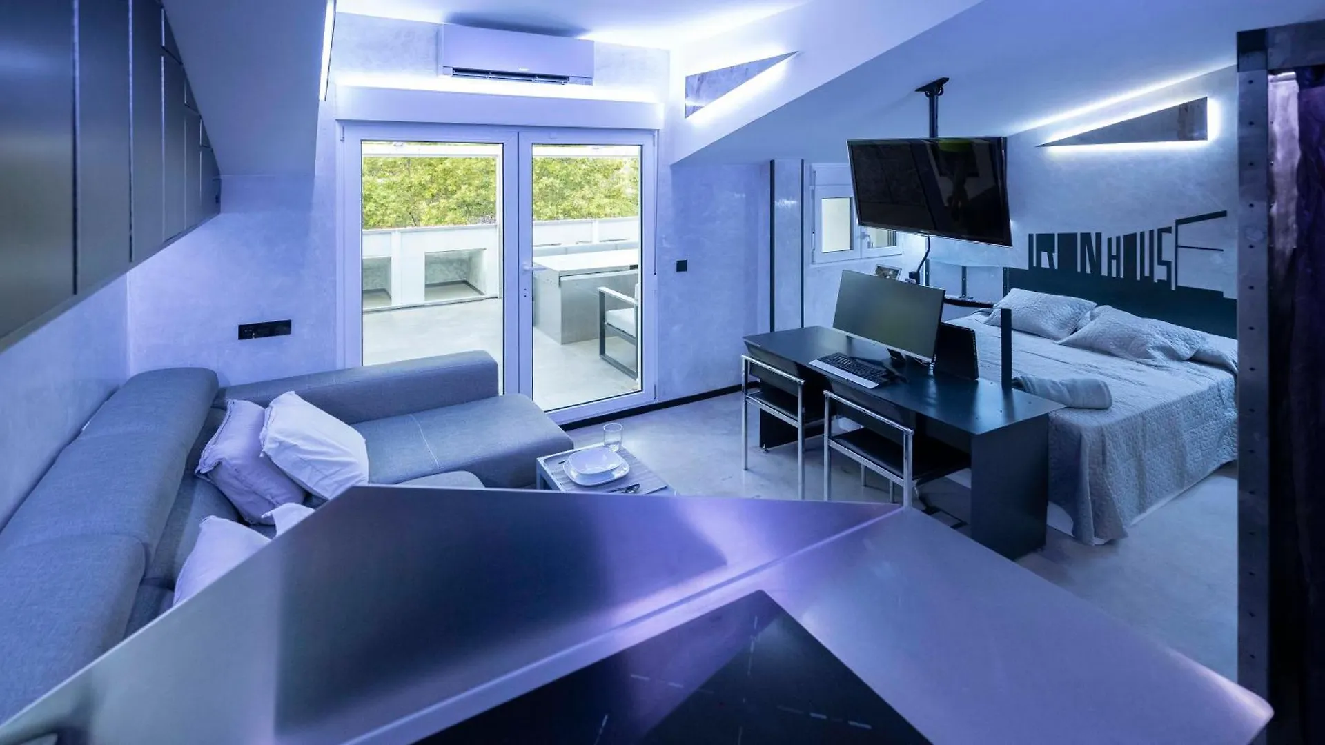 Iron House - Luxury Penthouse With Bathtub Apartment Marbella Spain