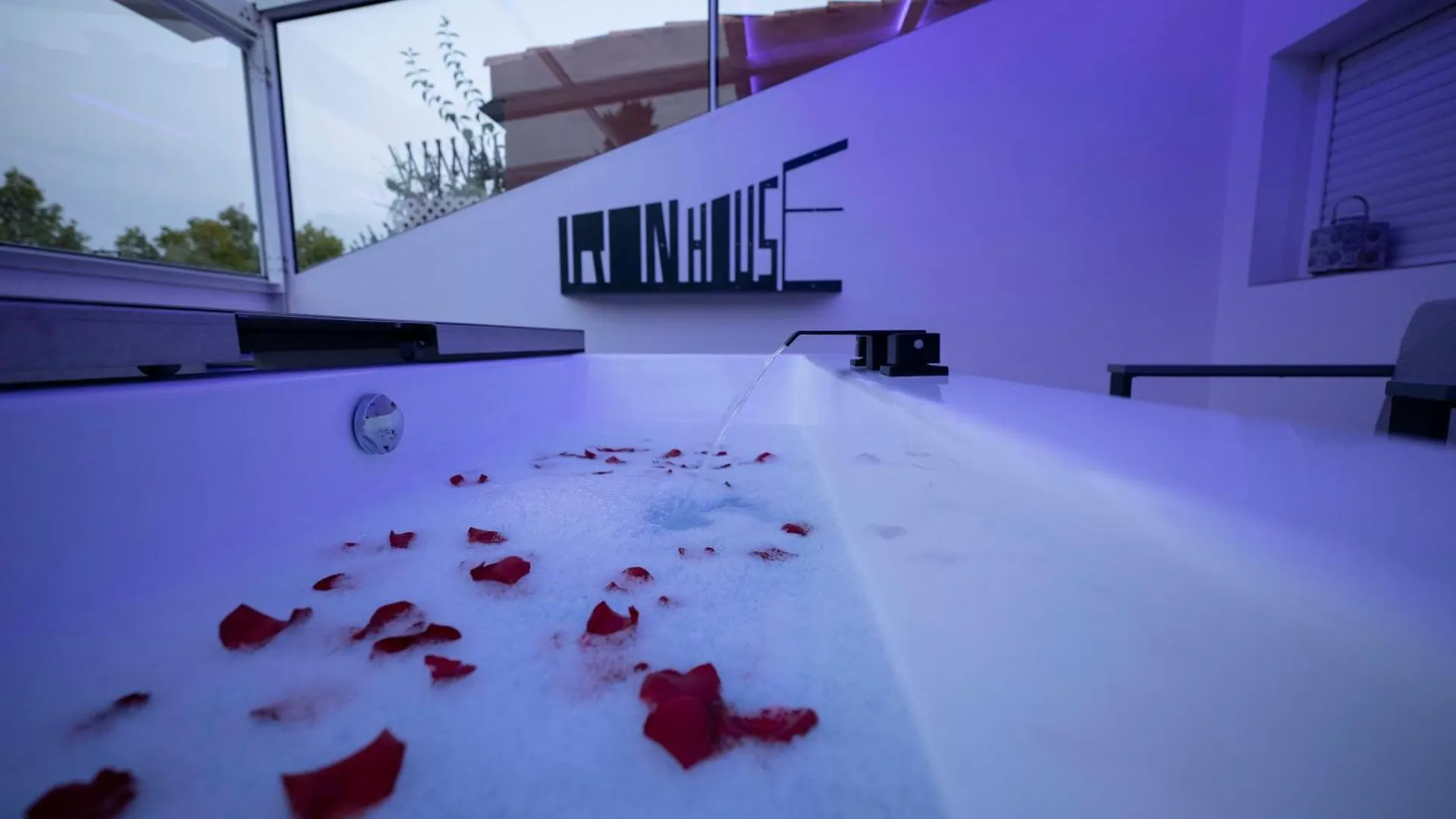 Iron House - Luxury Penthouse With Bathtub Apartment Marbella