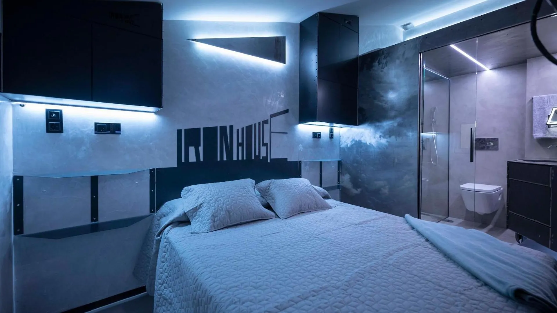 Iron House - Luxury Penthouse With Bathtub Apartment Marbella